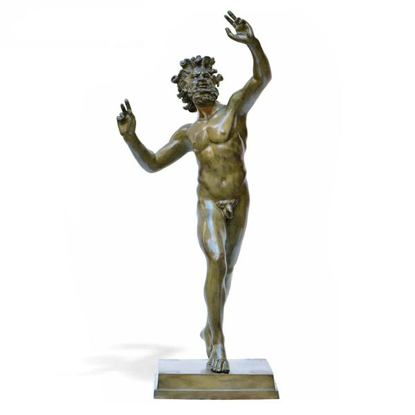 Tanzender Faun von Pompeji aus Bronze, dekorative Statue mit männlicher Figur in Bewegung, erhobenen Armen und rechteckigem Sockel auf weißem Hintergrund.