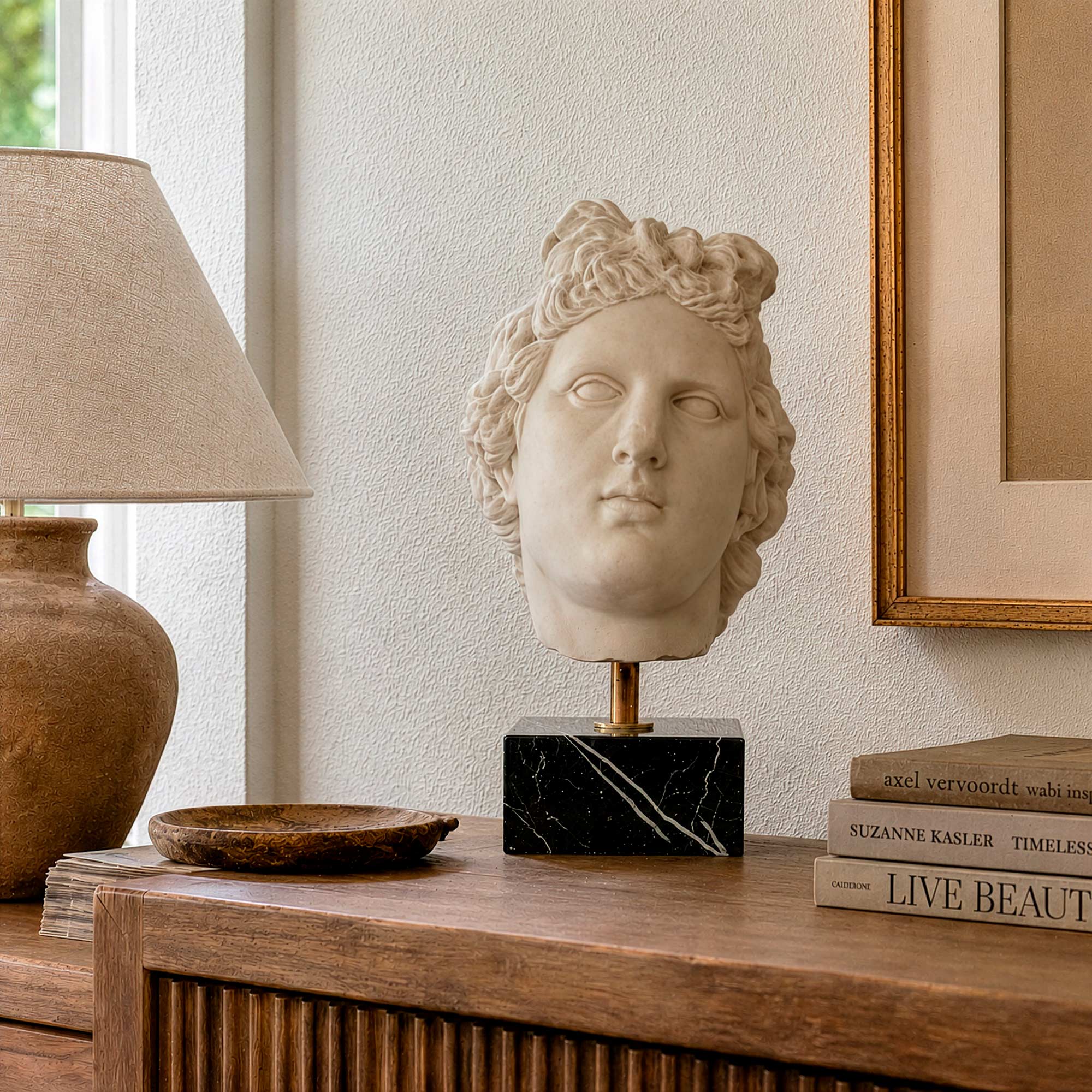 Testa di Artemide in Marmo dei Musei Vaticani, vista frontale su un mobile 