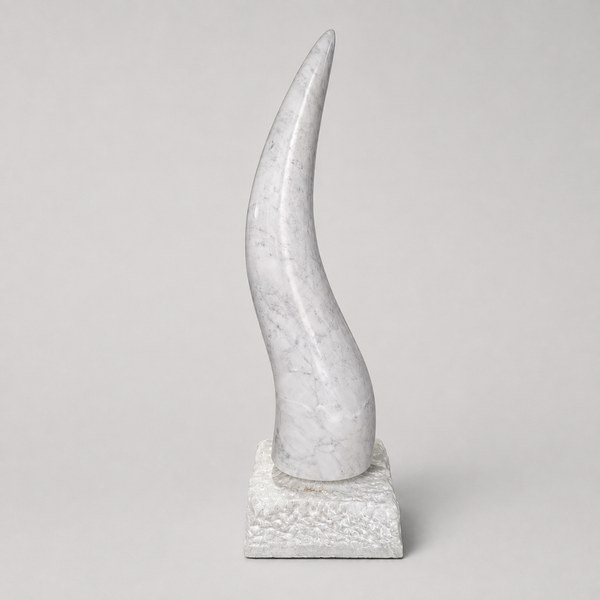 Corno Design Skulptur aus Carrara-Marmor – Glücksbringer 75 cm
