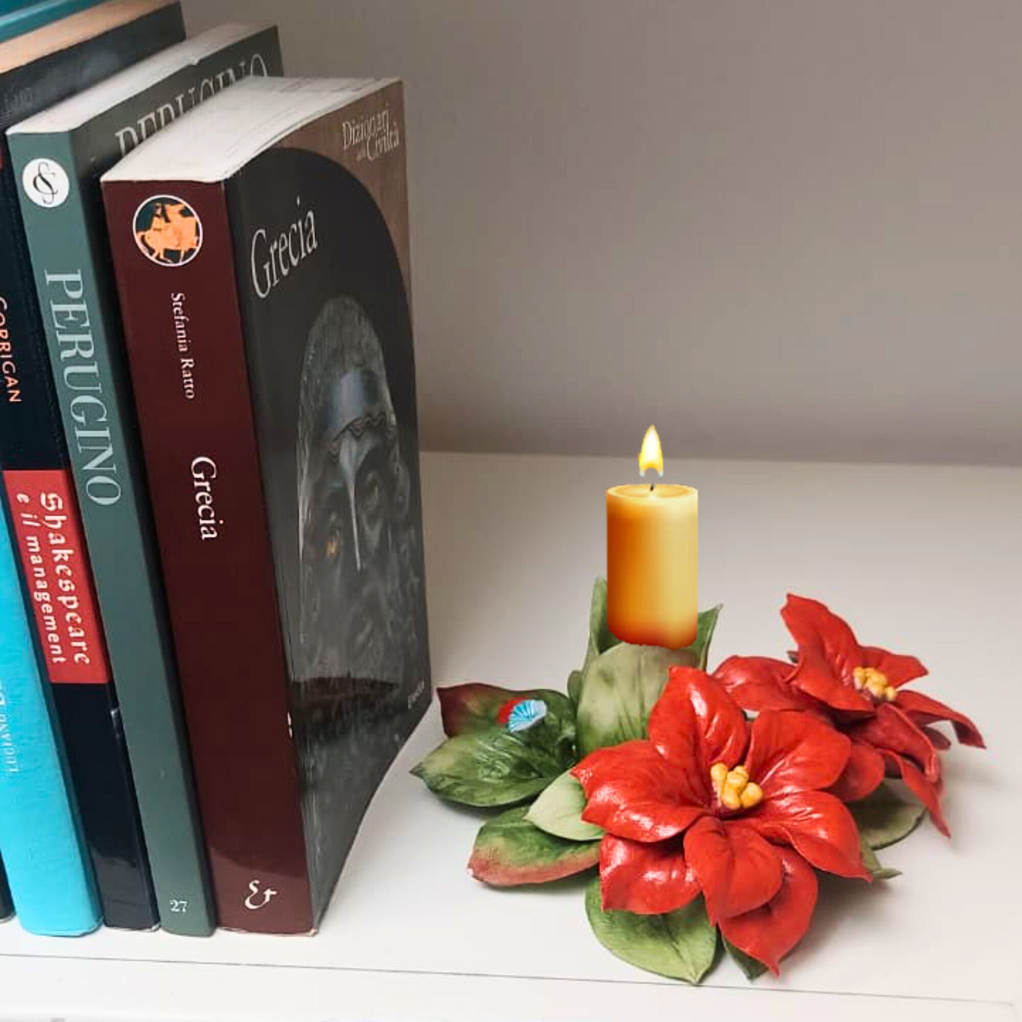 Portacandela in porcellana Capodimonte con fiore stelle.