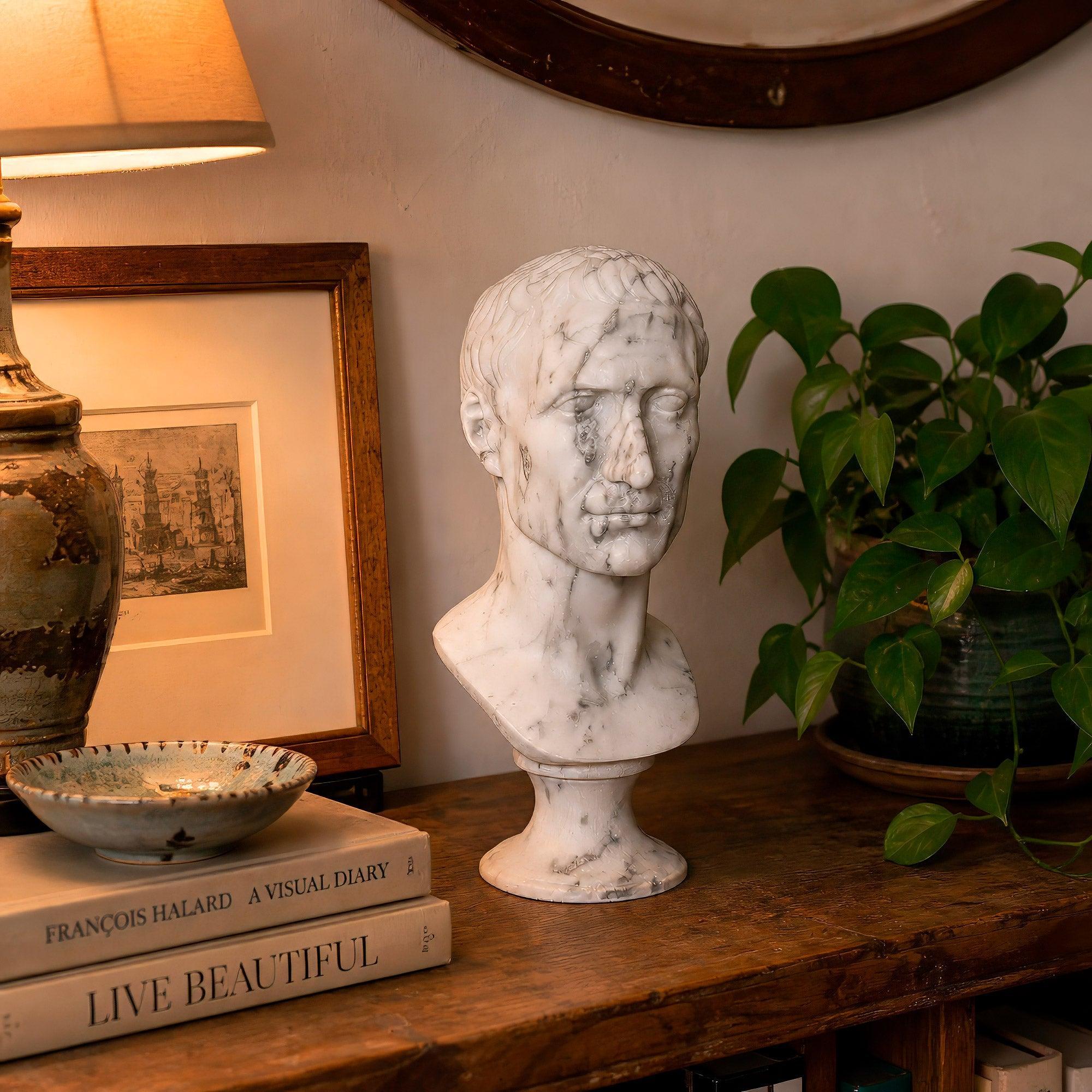 Busto di Giulio Cesare in marmo bianco venato
