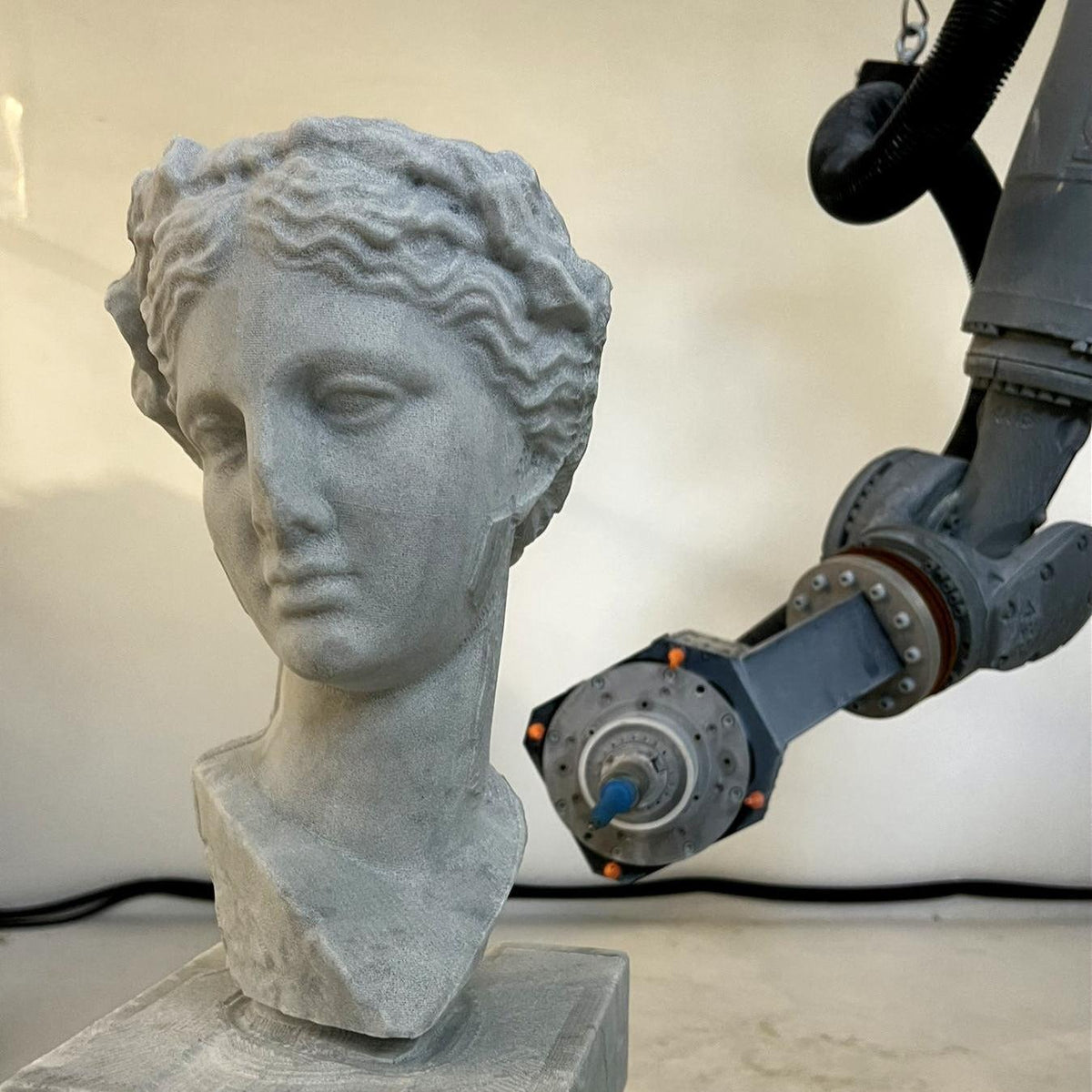 Büste der Thalia, Muse der Komödie, aus weißem Marmor, mit weiblichem Gesicht und zarten Gesichtszügen, welligem, zurückgebundenem Haar und ruhigem Blick, in Arbeit