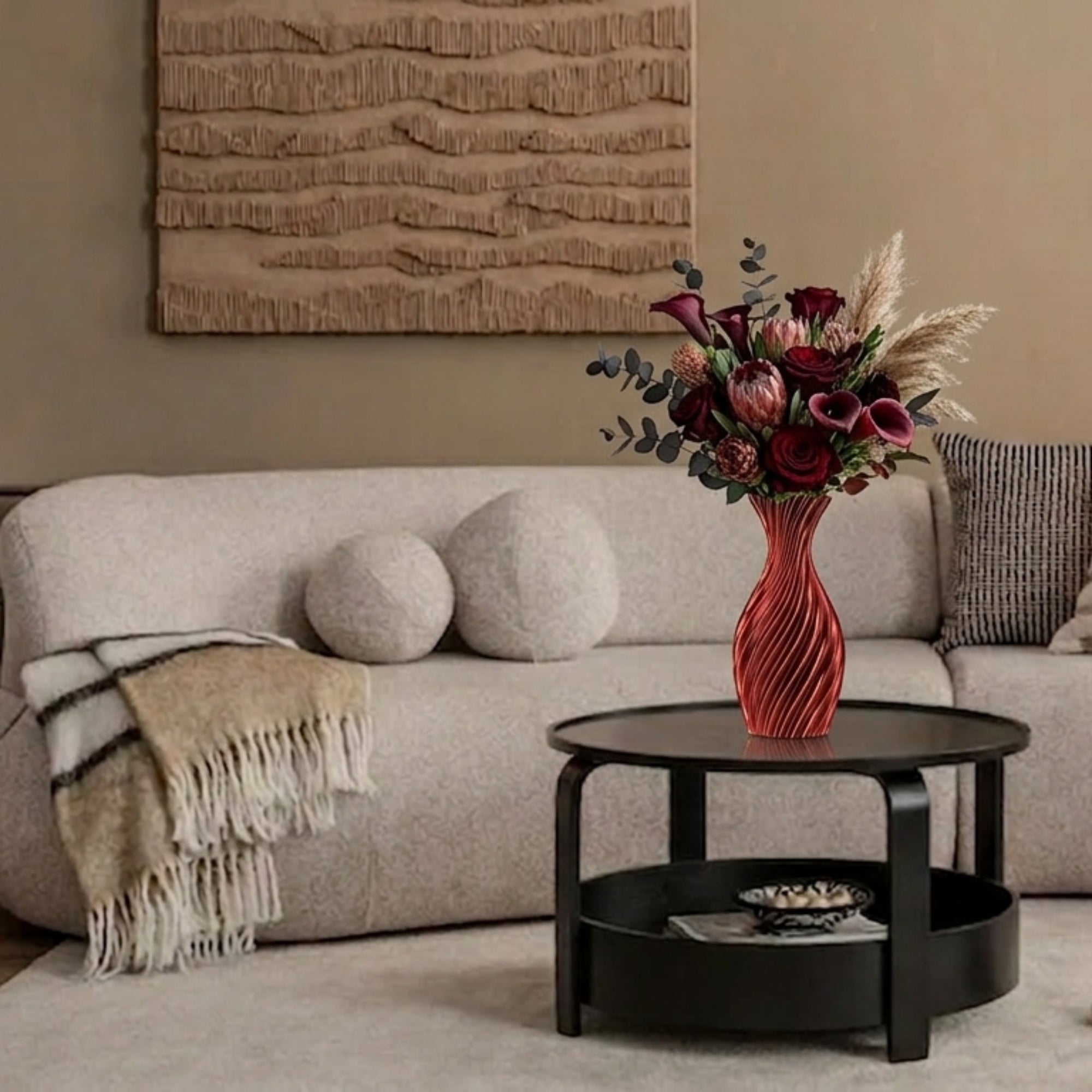 Vaso rosso con fiori su tavolino in salotto