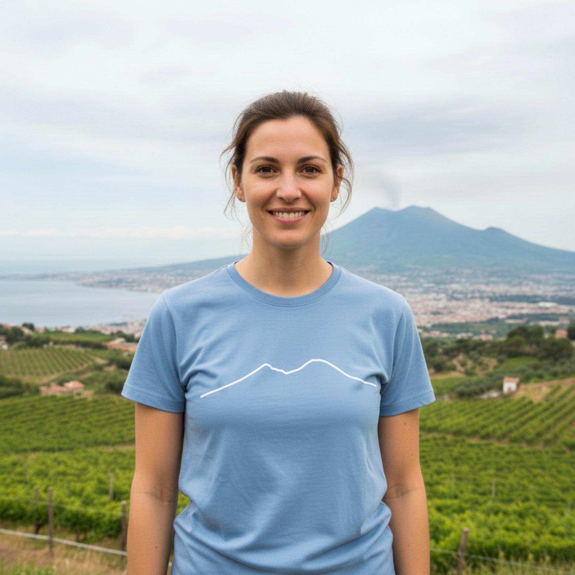 T-shirt donna in cotone con stampa artistica ispirata al Vesuvio, simbolo di Napoli.