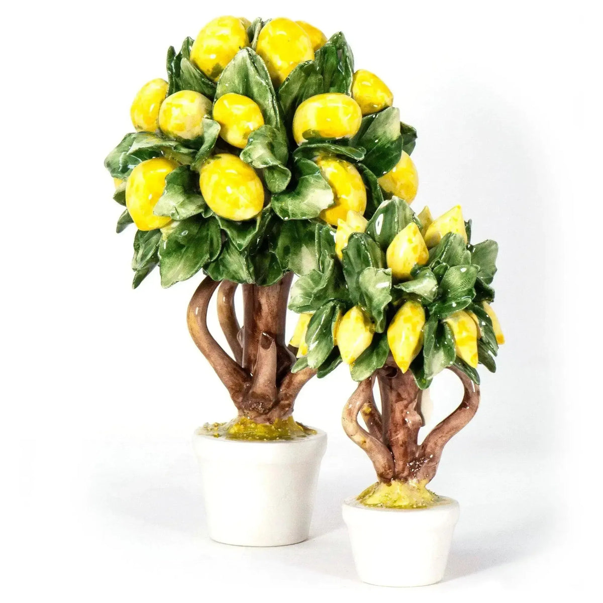 Deux versions, petite et grande, de citronniers en porcelaine de Capodimonte, présentées ensemble pour mettre en valeur les détails et les dimensions.