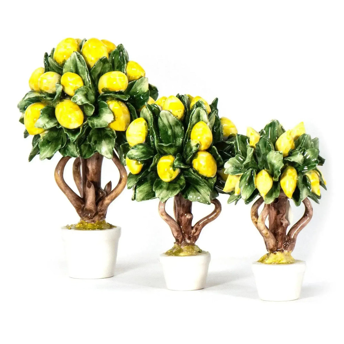 Trois tailles de citronniers en porcelaine de Capodimonte, du petit au grand, présentés ensemble à titre de comparaison.