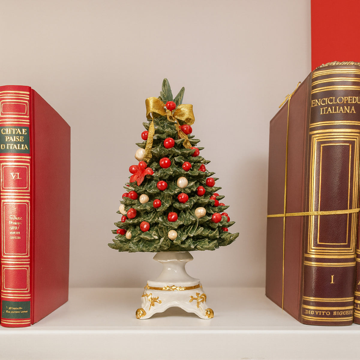 Sapin de Noël en porcelaine avec décorations rouges et blanches.