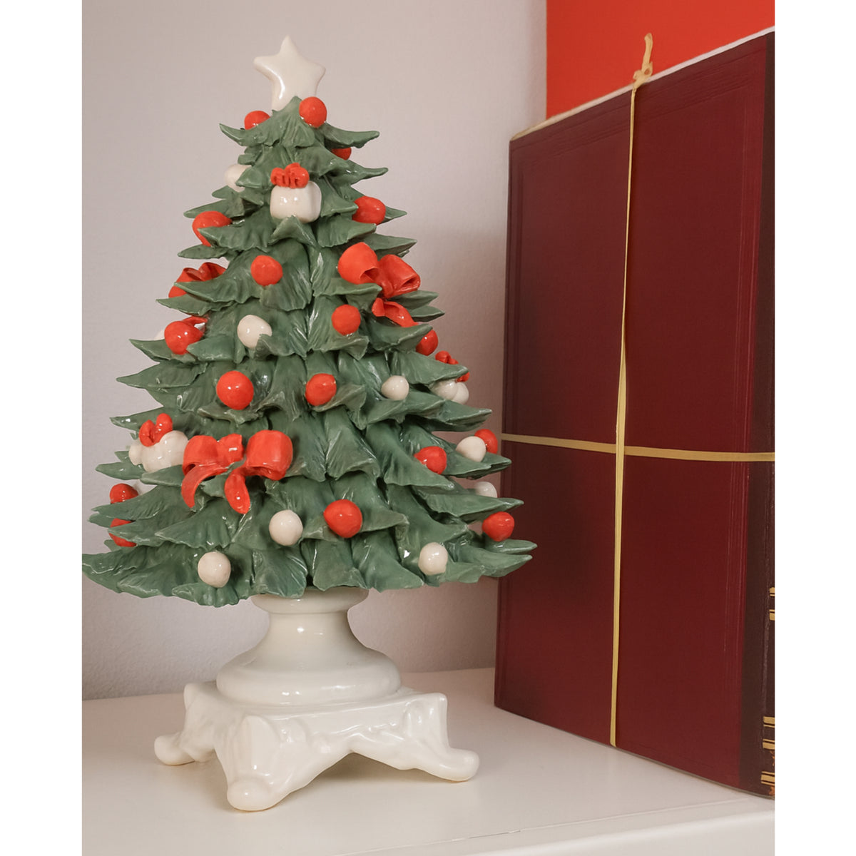 Sapin de Noël en porcelaine Capodimonte peint à la main.