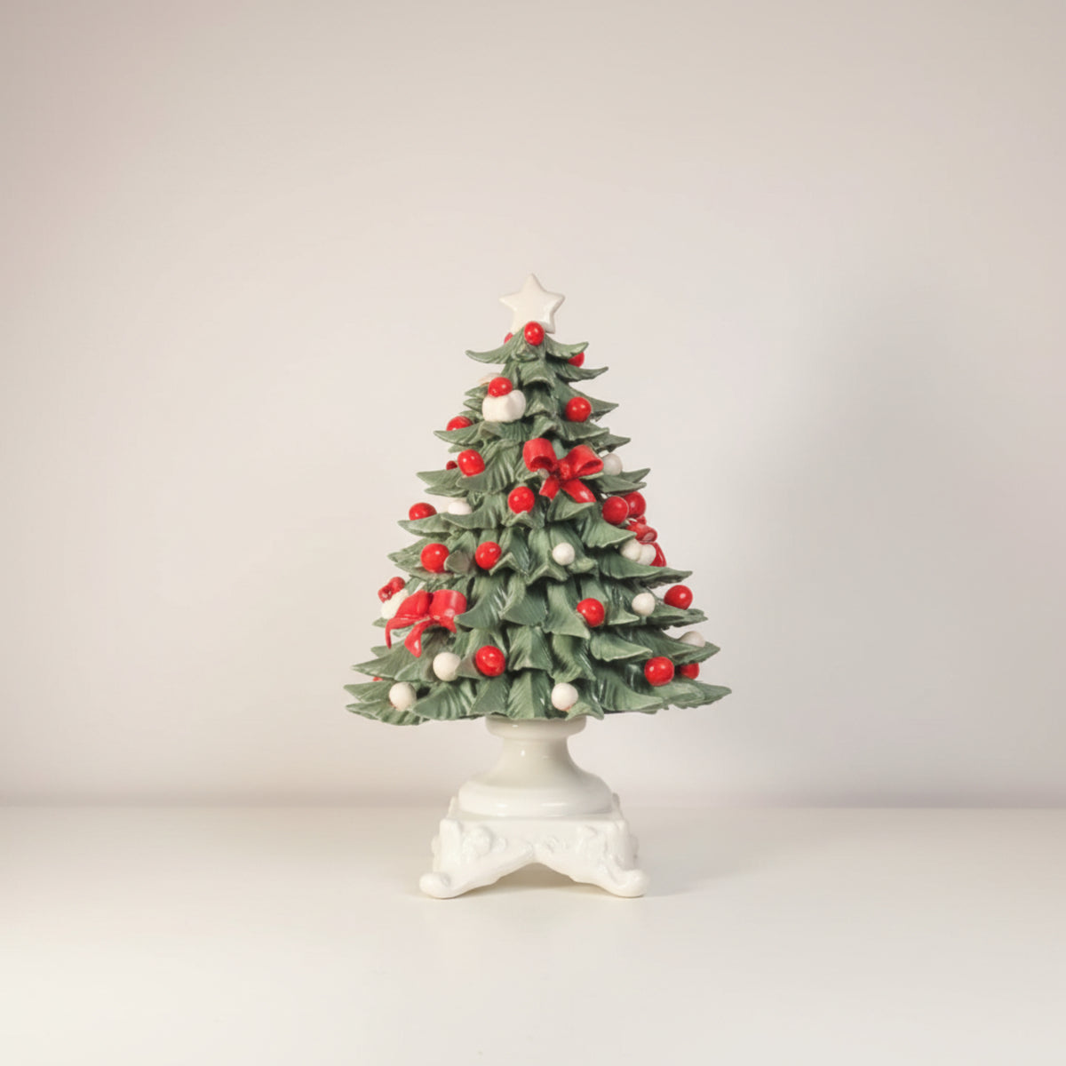 手描きのカポディモンテ磁器クリスマスツリー。