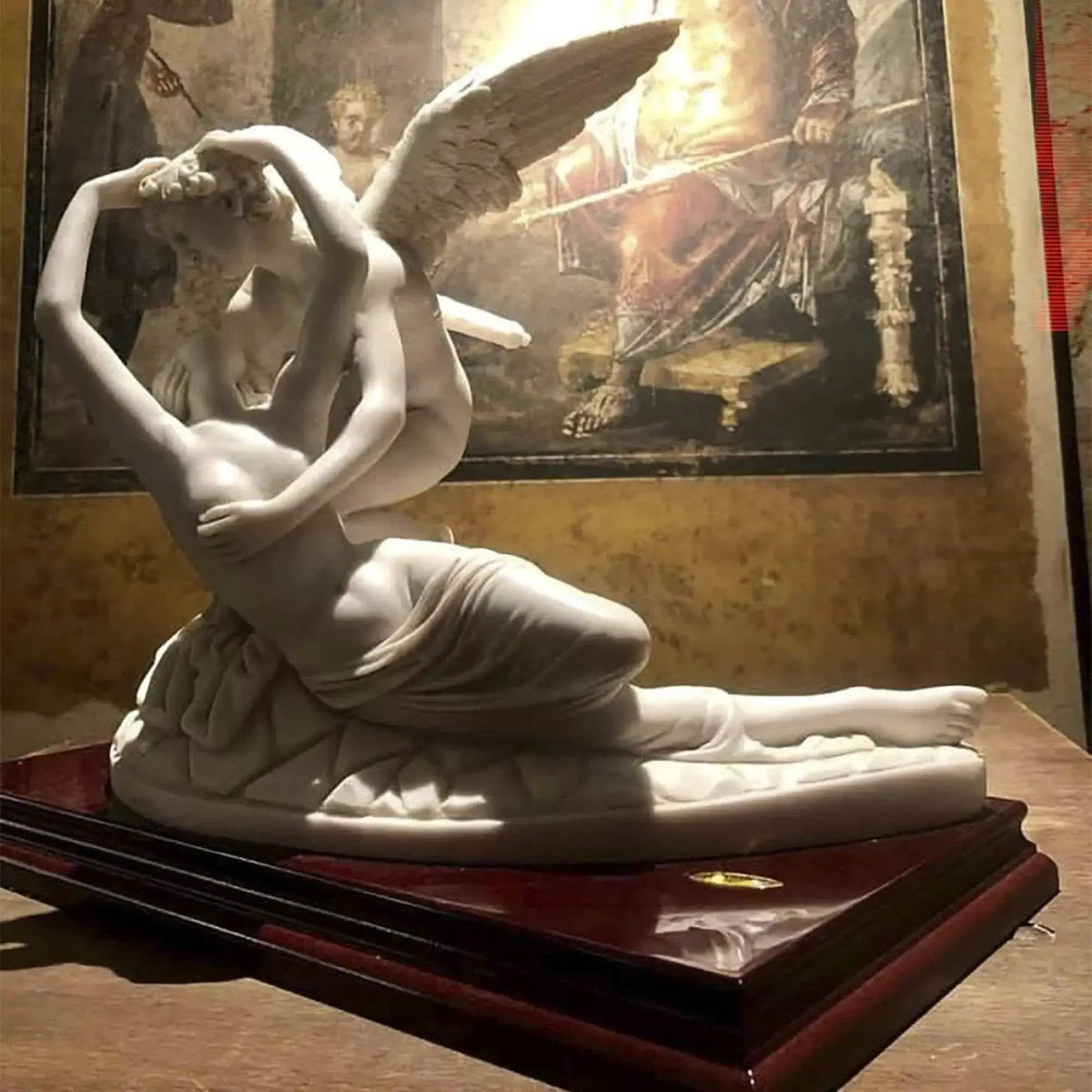 Detail von Psyches Gesicht in der Marmorstatue, heiterer Gesichtsausdruck und detailliert geformtes Haar.