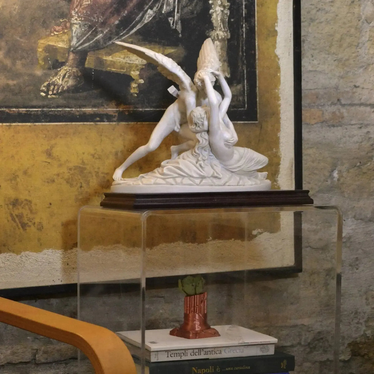 Seitenansicht der Statue von Amor und Psyche, die die Zartheit des Kontakts zwischen den beiden Figuren hervorhebt.