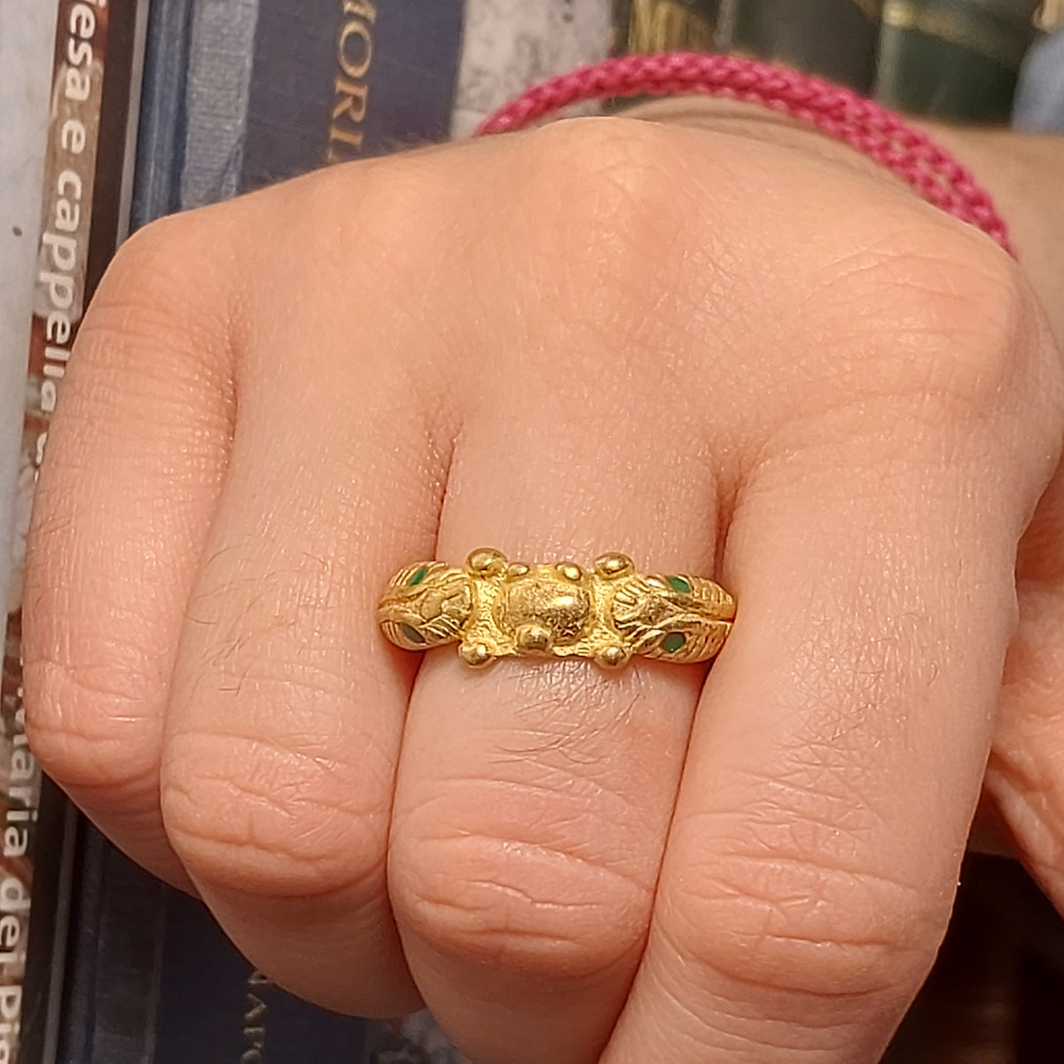 Bague avec serpent à deux têtes en argent 925, finition or 18 carats portée