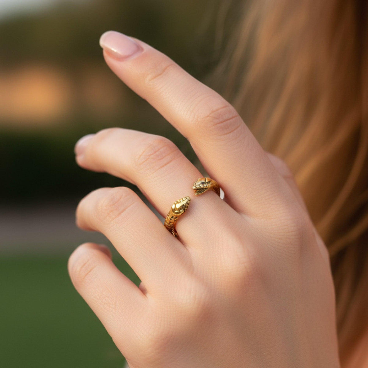 Anello con serpente a due teste in argento 925 placcato oro, indossato sulla mano
