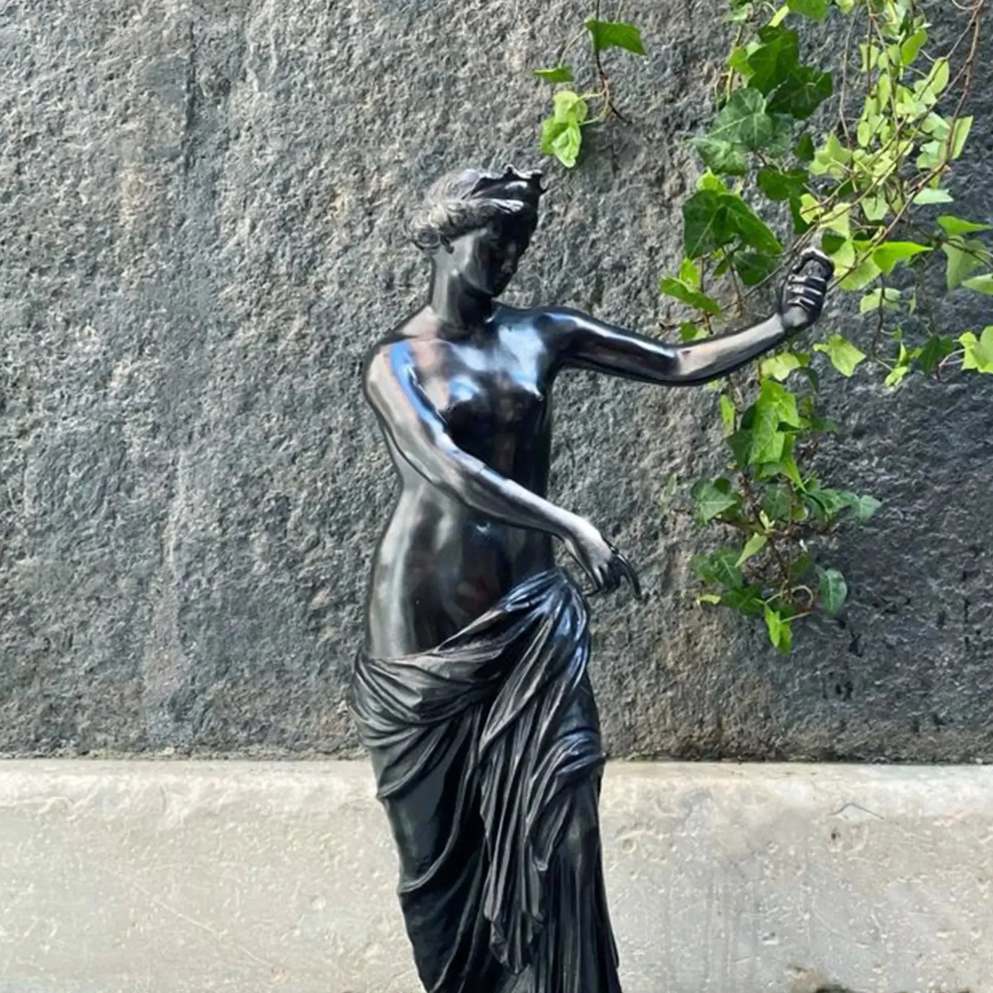 Bronze Venus Aphrodite from Capua, lateral perspective