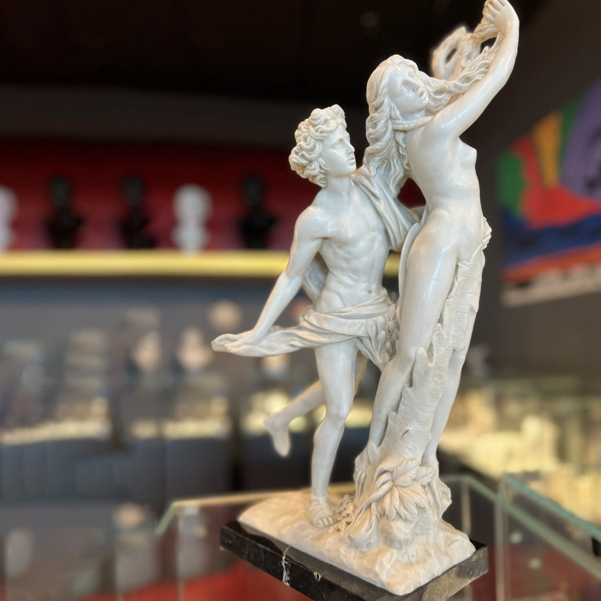 Estatua de Apolo y Dafne: Reproducción en mármol de Carrara de la icónica escultura de Bernini.