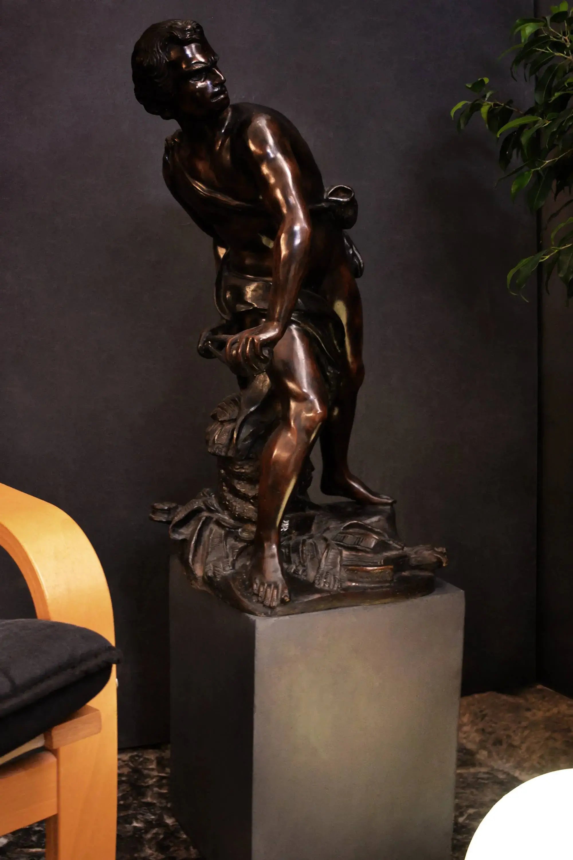 Riproduzione in Bronzo del David di Bernini; Vista completa frontale, ambientata.