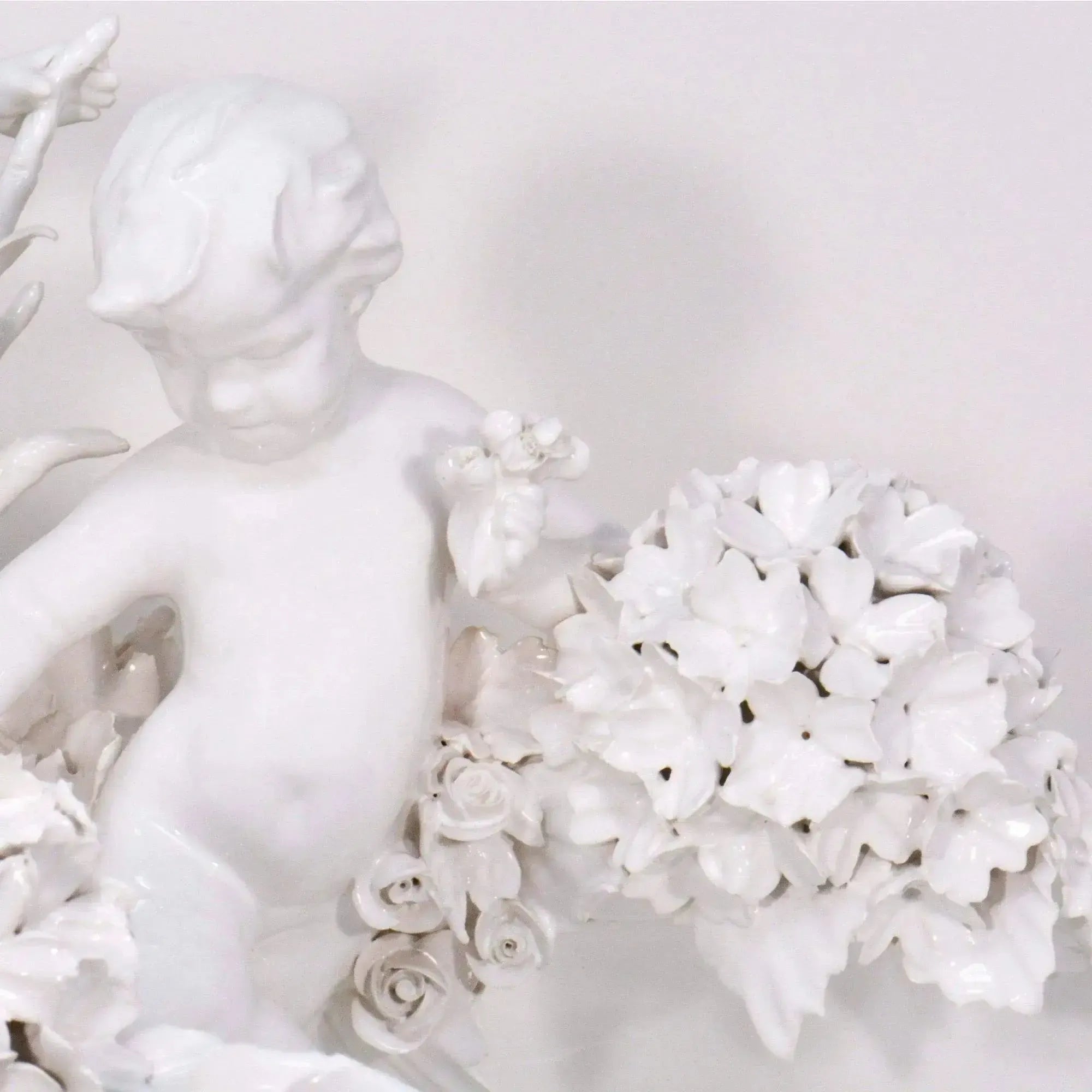 Close-up Bath with Roman Putti in Capodimonte porcelain