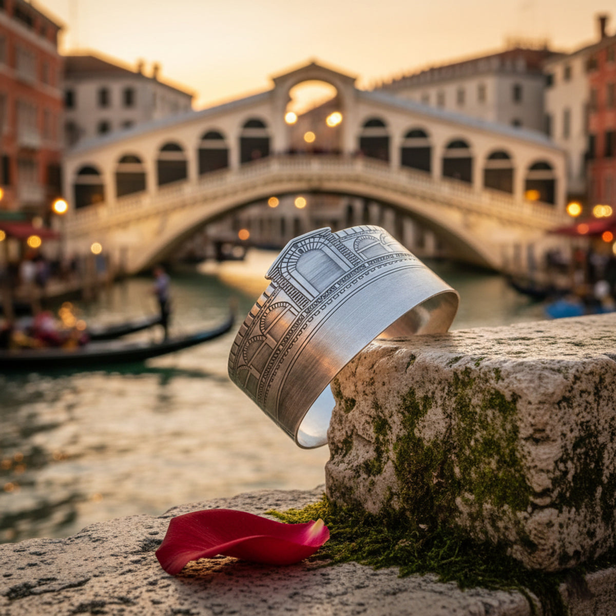 Bracciale Ponte di Rialto appoggiato sulla pietra, con il ponte sullo sfondo al tramonto