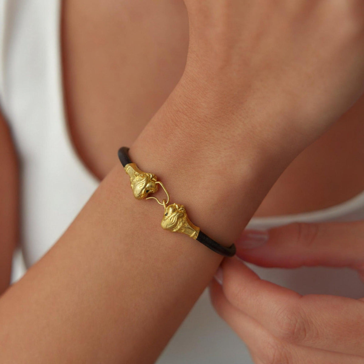 pulsera Protomi leonine en plata 925 chapada en oro de 18K puesta