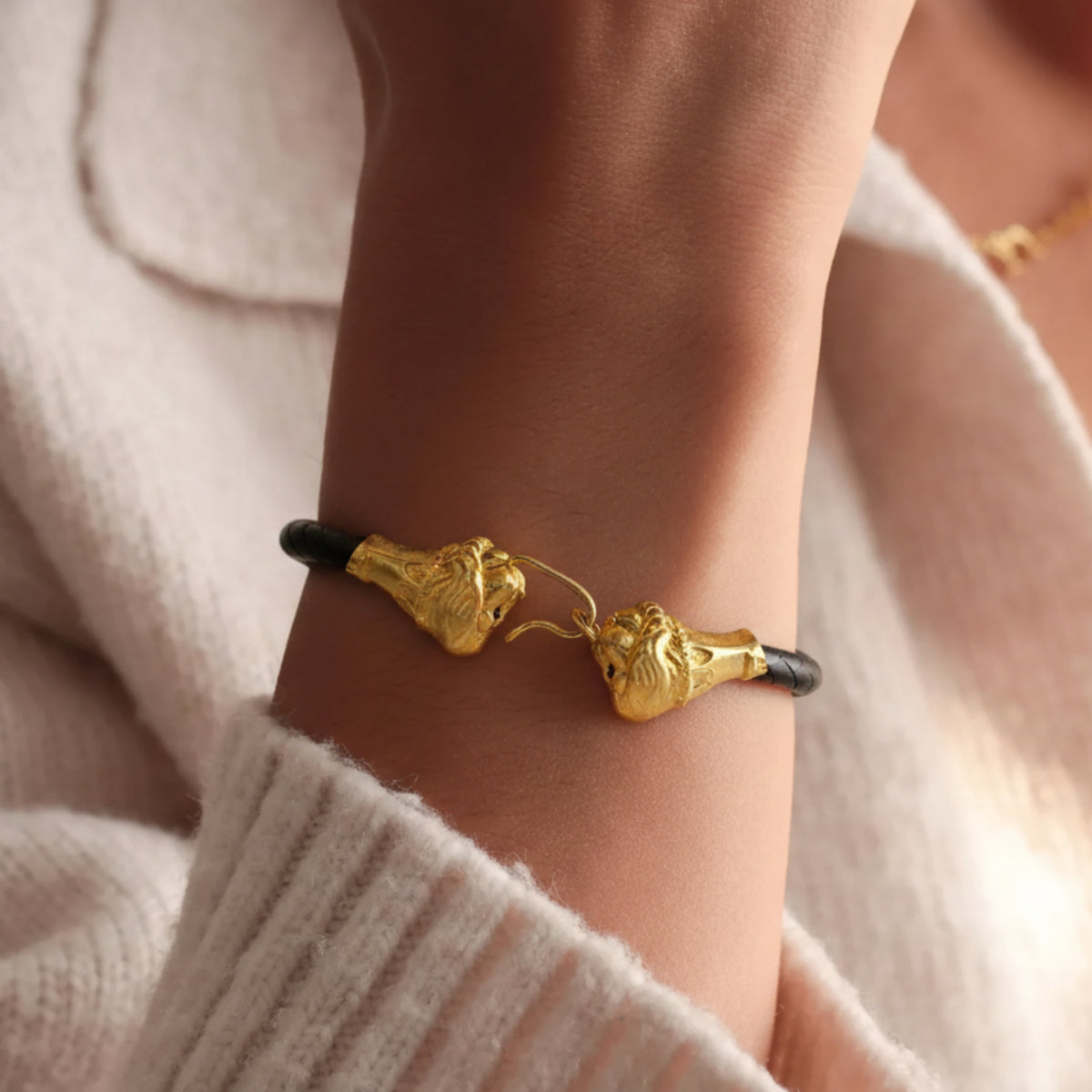 pulsera Protomi leonine en plata 925 chapada en oro de 18K puesta