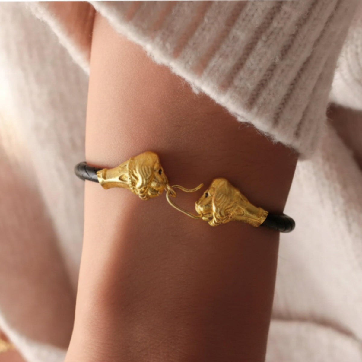 pulsera Protomi leonine en plata 925 chapada en oro de 18K puesta