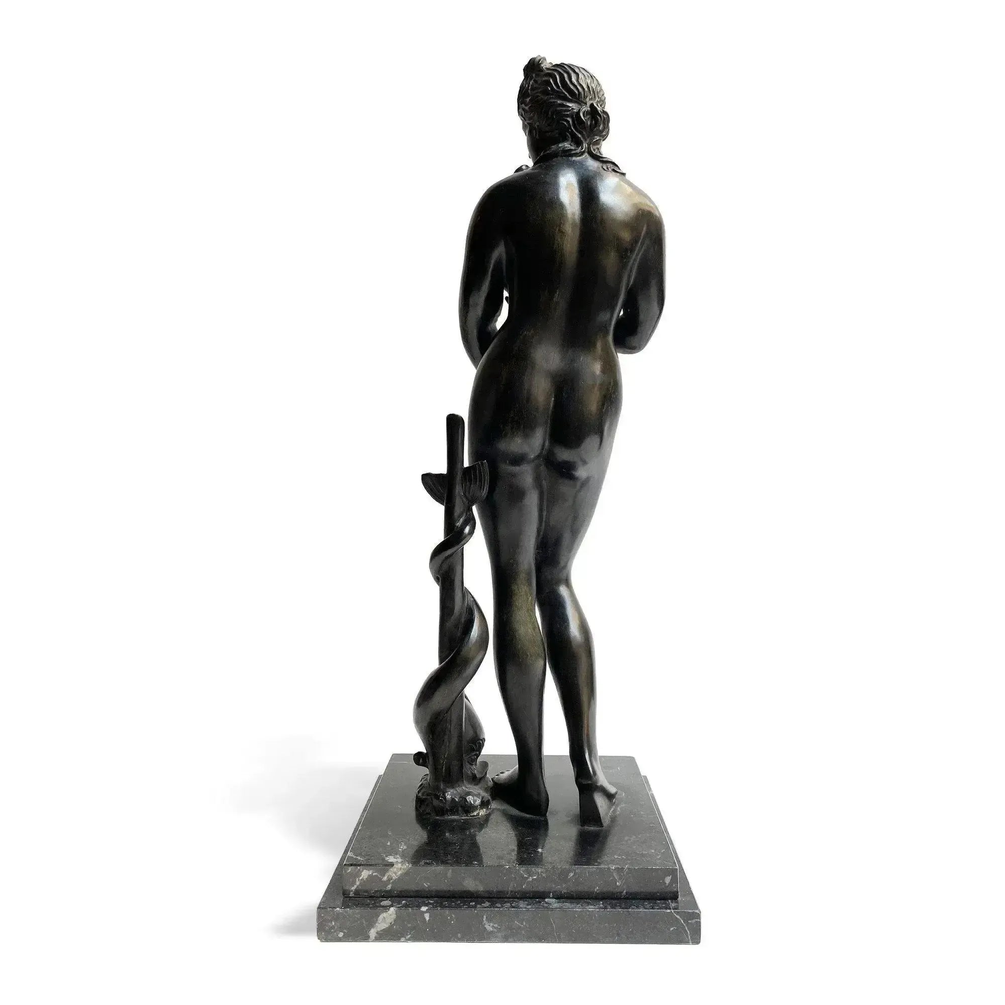 Vue arrière de la statue en bronze d'Aphrodite de Médicis