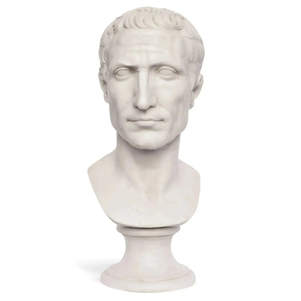Nahaufnahme einer Marmorbüste von Julius Cäsar, mit Schwerpunkt auf den geschnitzten Details der Haare und Gesichtsstrukturen.