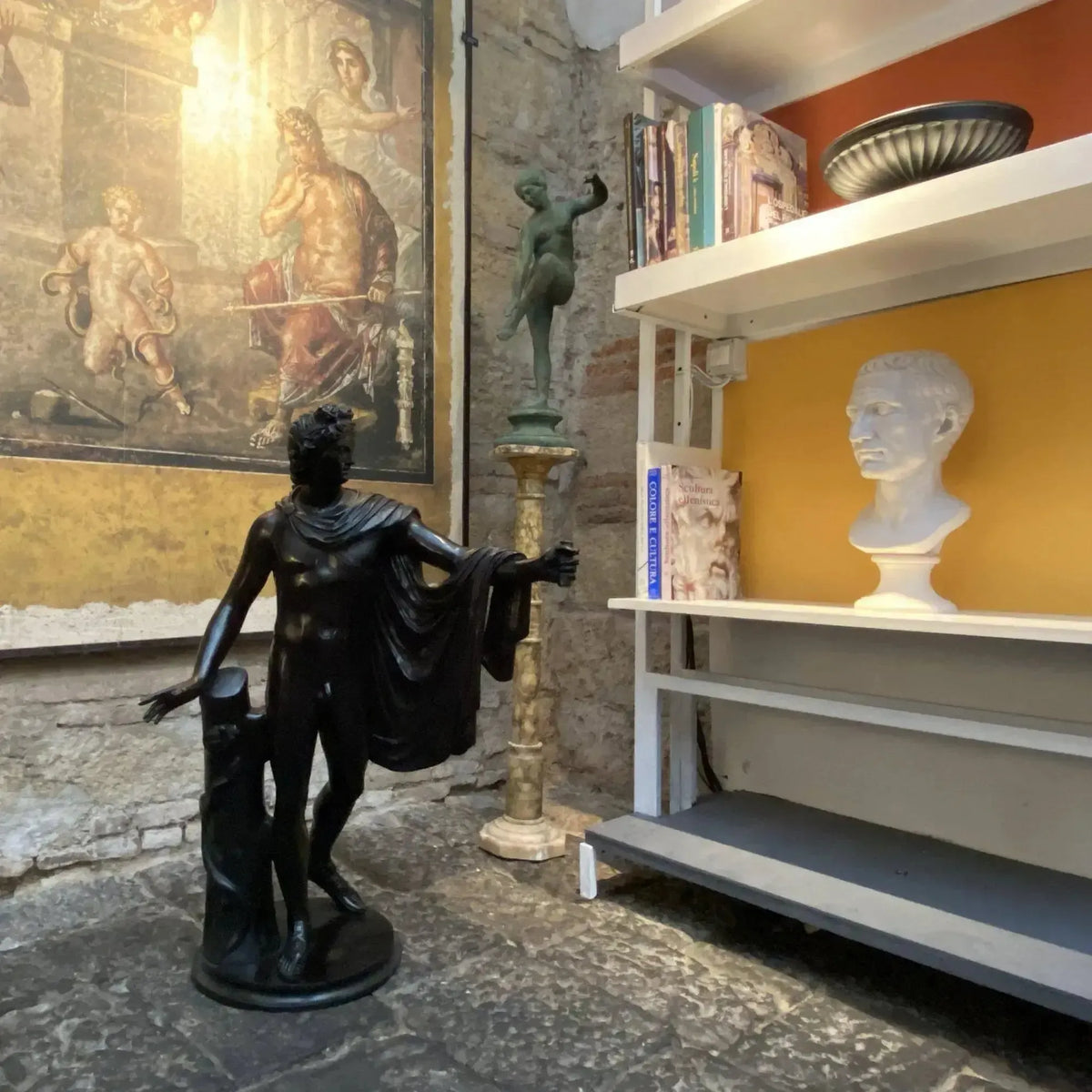 Elegantes Porträt einer Marmorbüste von Julius Cäsar, platziert auf einem neutralen Hintergrund, um die Konturen und Schatten der Statue hervorzuheben.