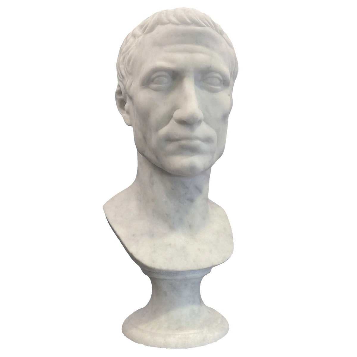 Busto di Giulio Cesare in marmo bianco di Carrara,  vista frontale su fondo bianco.