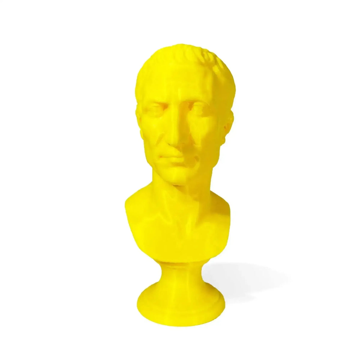 Busto di Giulio Cesare stampato in 3D giallo, vista frontale su fondo bianco.