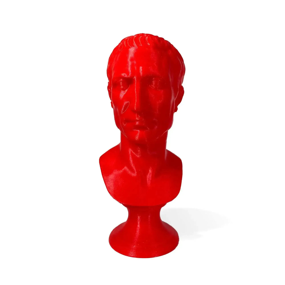 Busto di Giulio Cesare stampato in 3D rosso, vista frontale su fondo bianco.