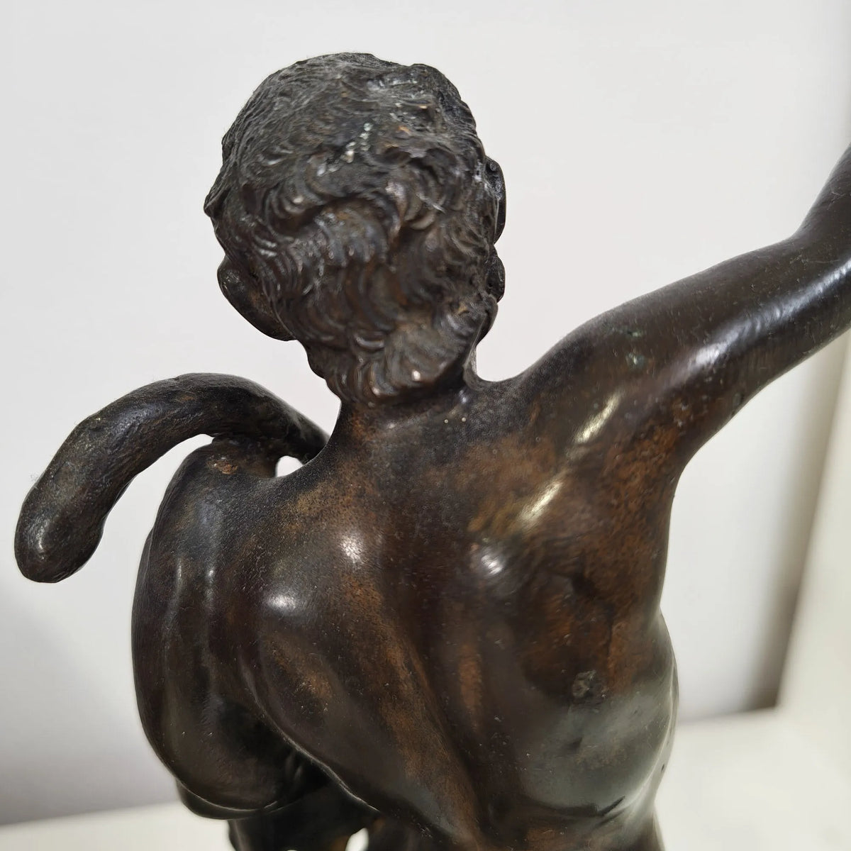 Scultura di Centauro in bronzo, vista frontale