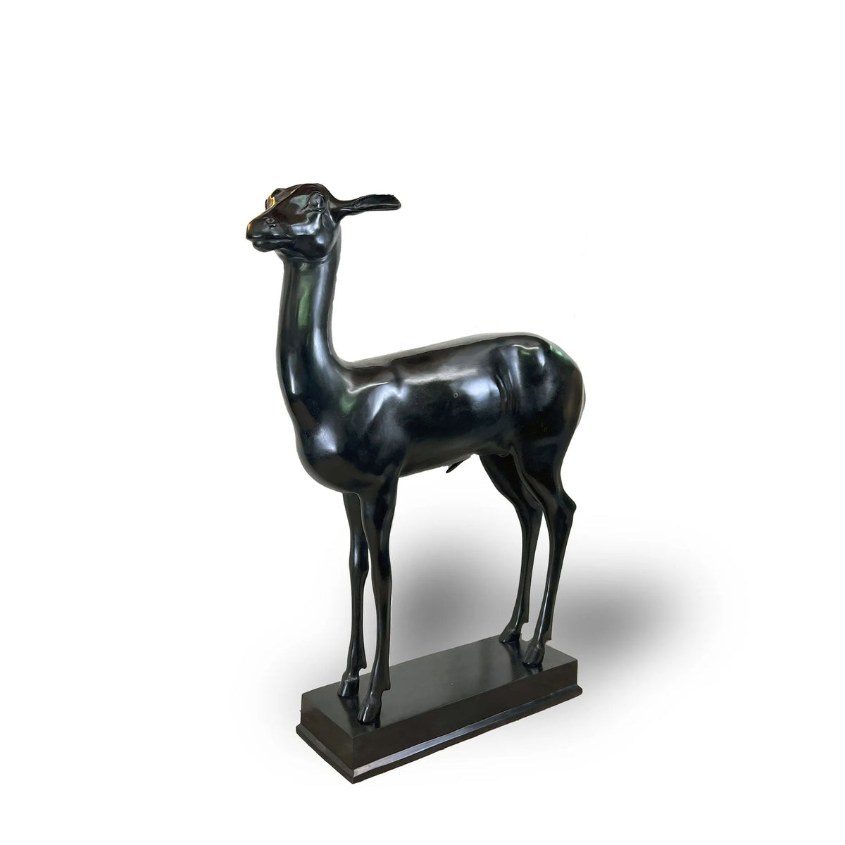 Riproduzione della statua in bronzo del Cerbiatto della Villa dei Papiri in patina nera, vista a  tre quarti su fondo bianco.