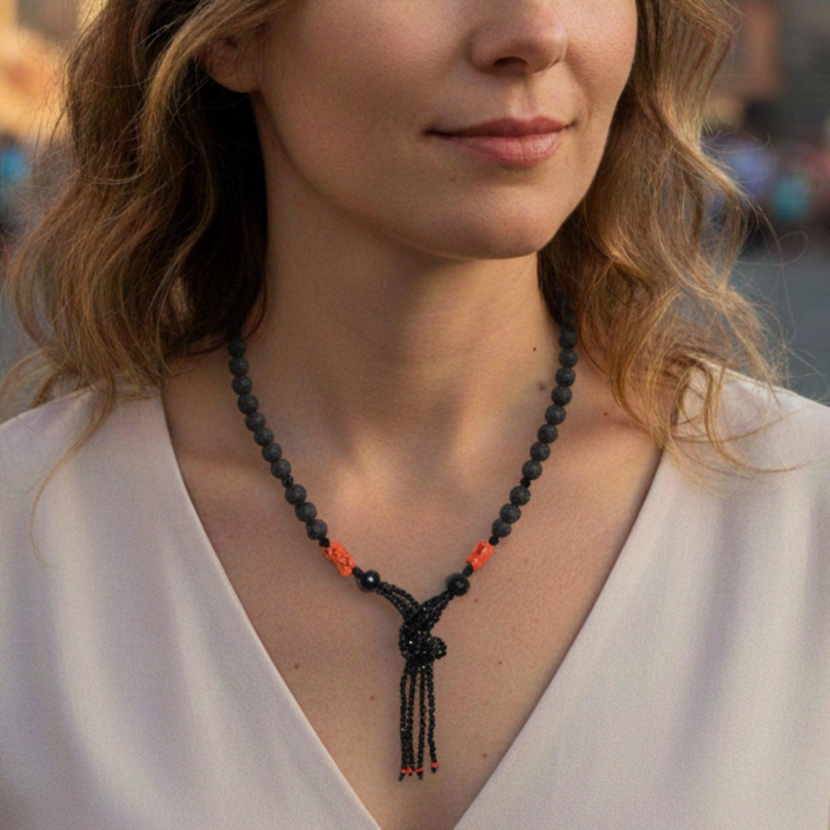 Collana serpente in pietra lavica, onice e corallo rosso, dettaglio indossato