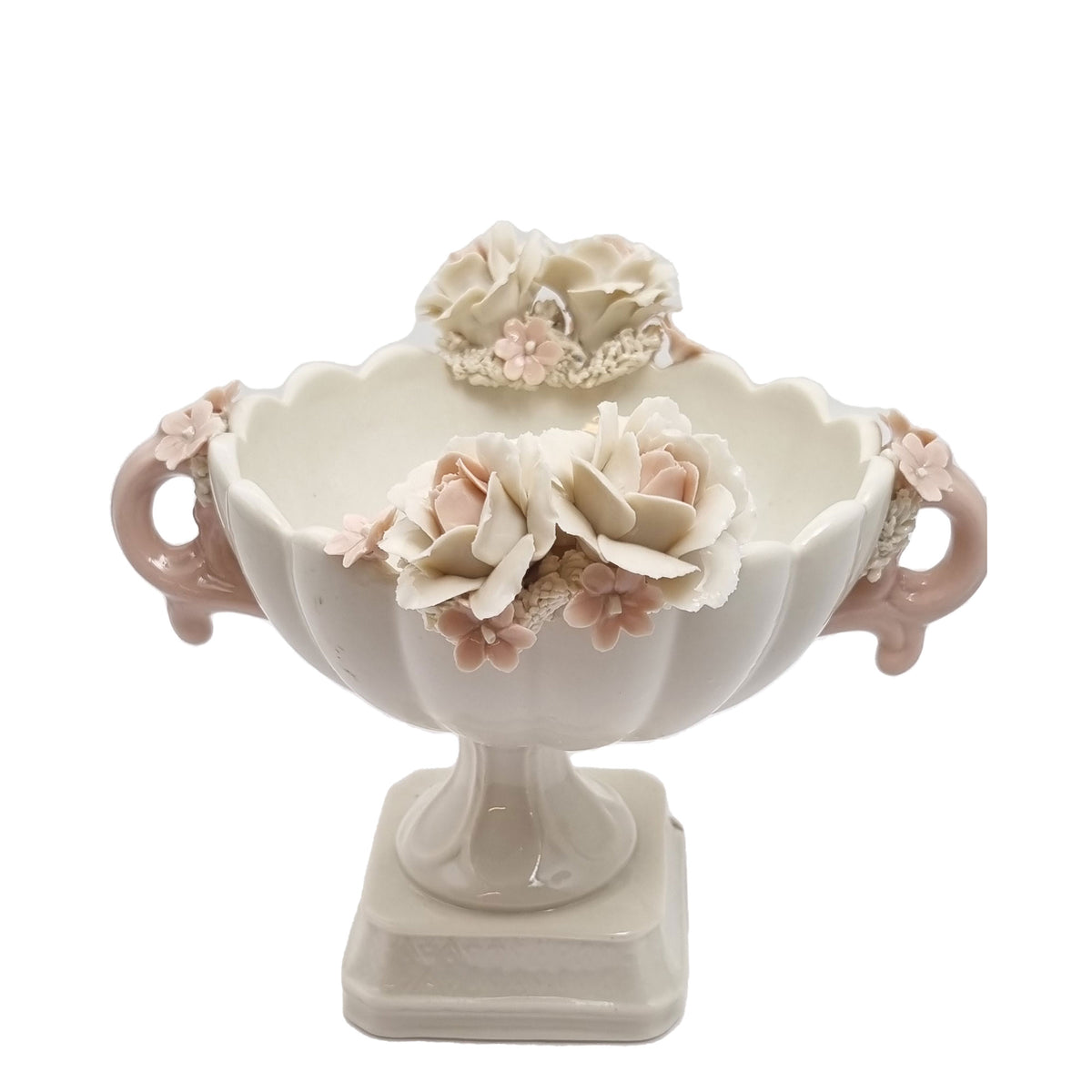 Coppa bianca in porcellana di Capodimonte con fiori e manici rosa, su fondo bianco.