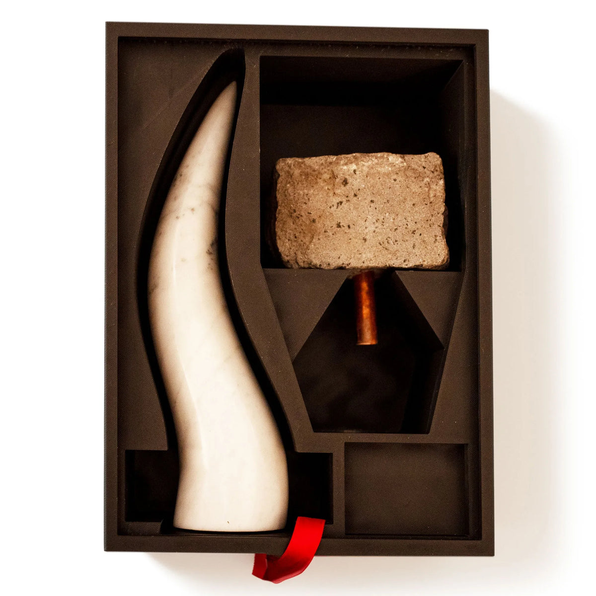 Confezione regalo Lapis Fortunae aperta con corno in marmo di Carrara e base in pietra