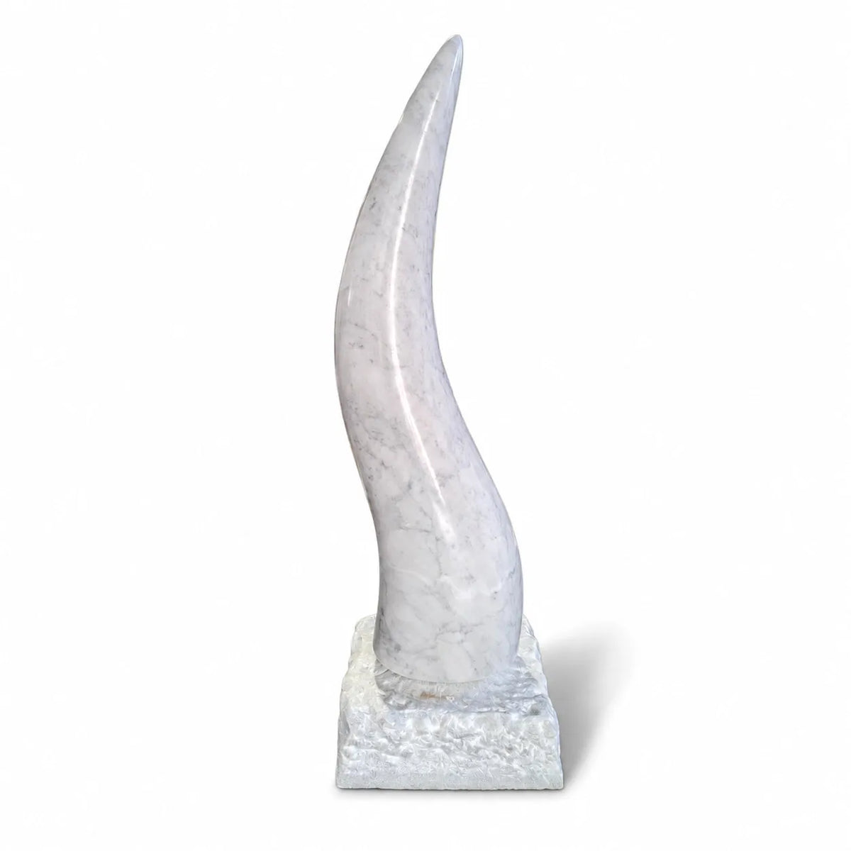 Corno in marmo di Carrara con punta rivolta a destra, su base quadrata lavorata e fondo bianco.