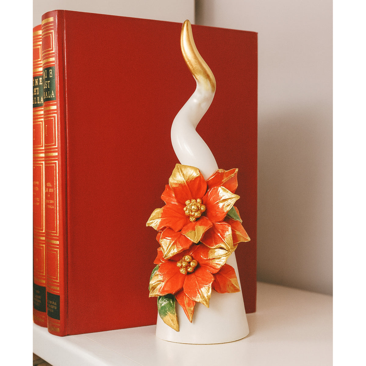 Corne en porcelaine Capodimonte avec étoiles de Noël rouges.