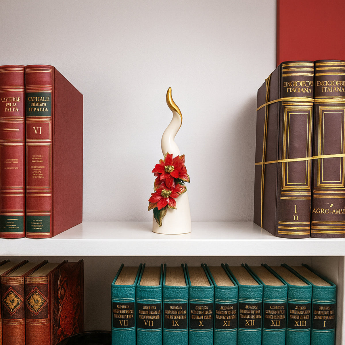 Corne en porcelaine Capodimonte avec étoiles de Noël rouges.