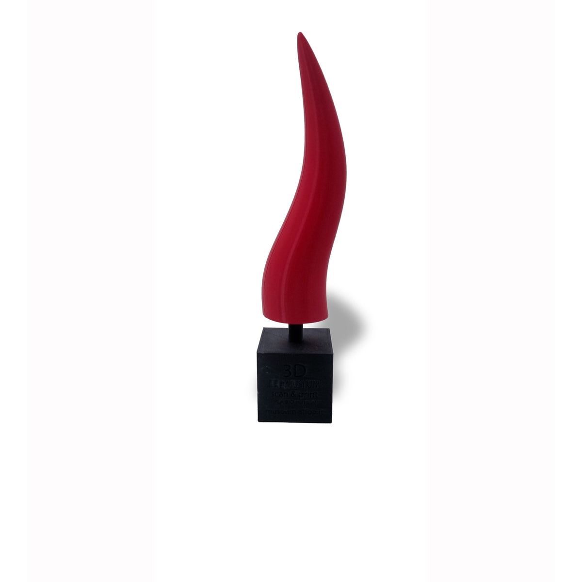 Corno portafortuna rosso in PLA su base nera quadrata, su fondo bianco.