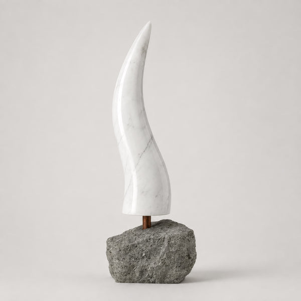 Skulptur aus Carrara-Marmor. Das Stein-Horn. Eleganz, Schutz und italienisches Design