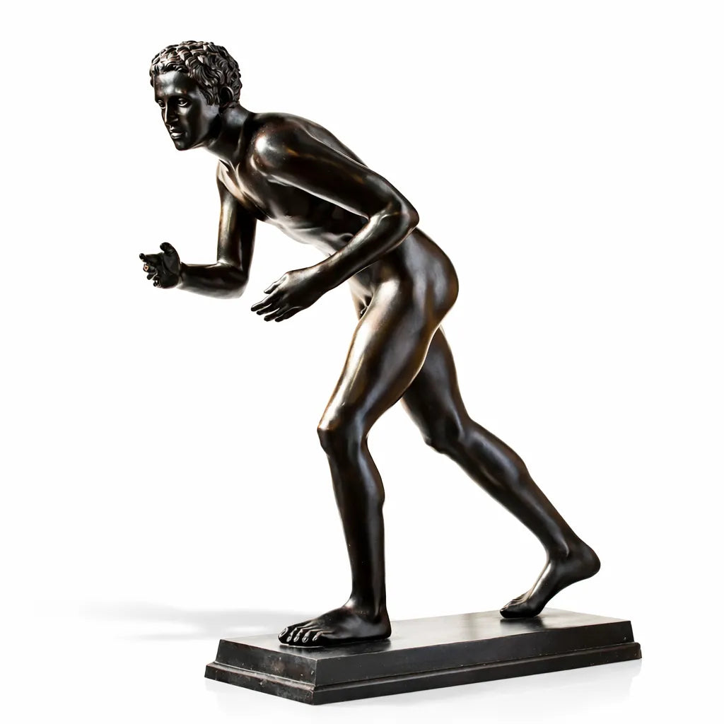 Statua in bronzo dell’uomo in corsa dalla Villa dei Papiri di Ercolano, con corpo atletico in movimento e base rettangolare su fondo bianco.