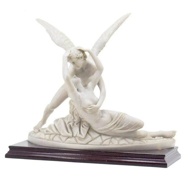 Künstlerische Darstellung der Statue von Eros und Psyche, die die glatte Oberfläche des Marmors hervorhebt.