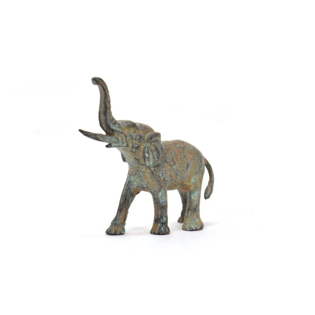 Vista frontal, elefante afortunado de bronce.