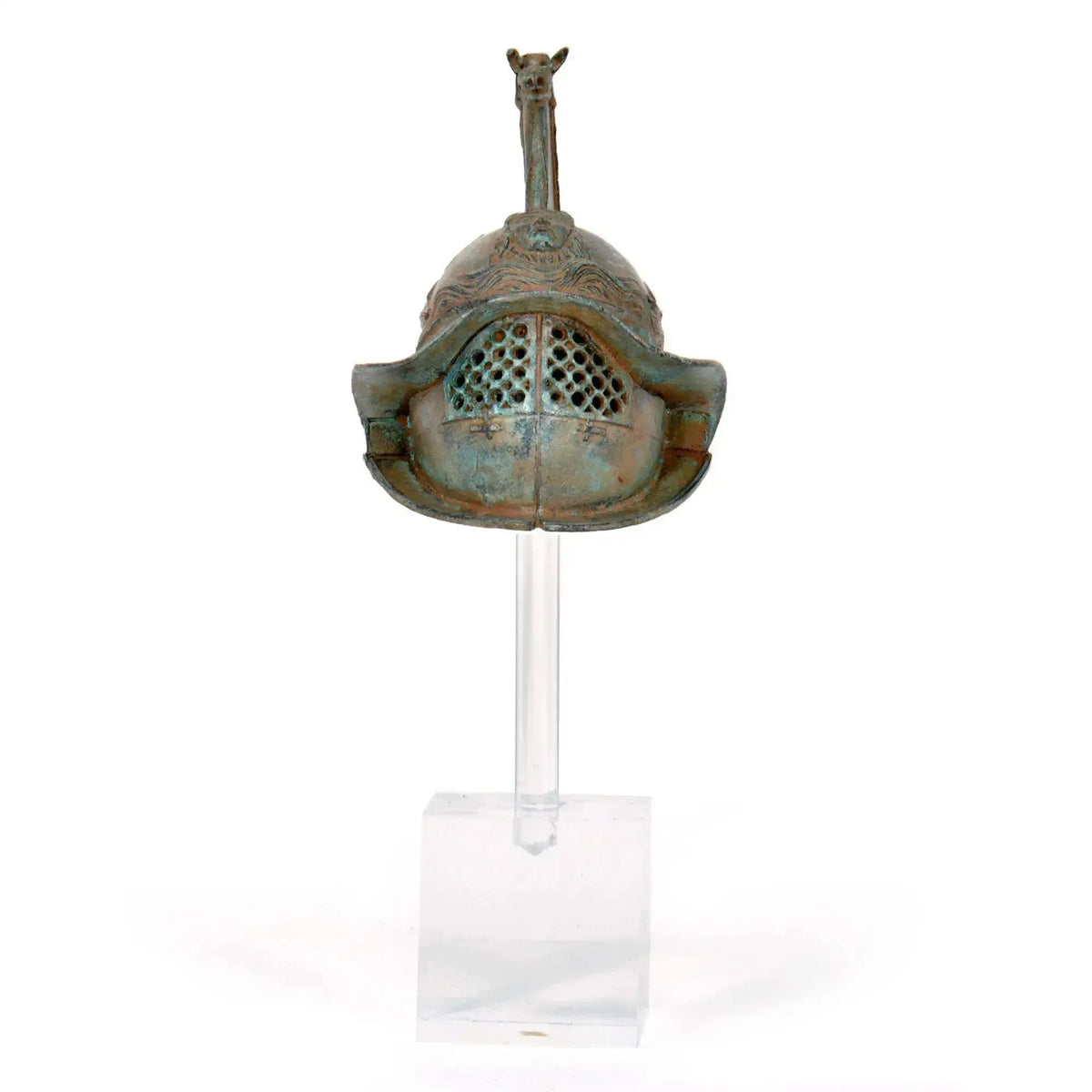 Detalle frontal del casco de bronce del gladiador romano tracio