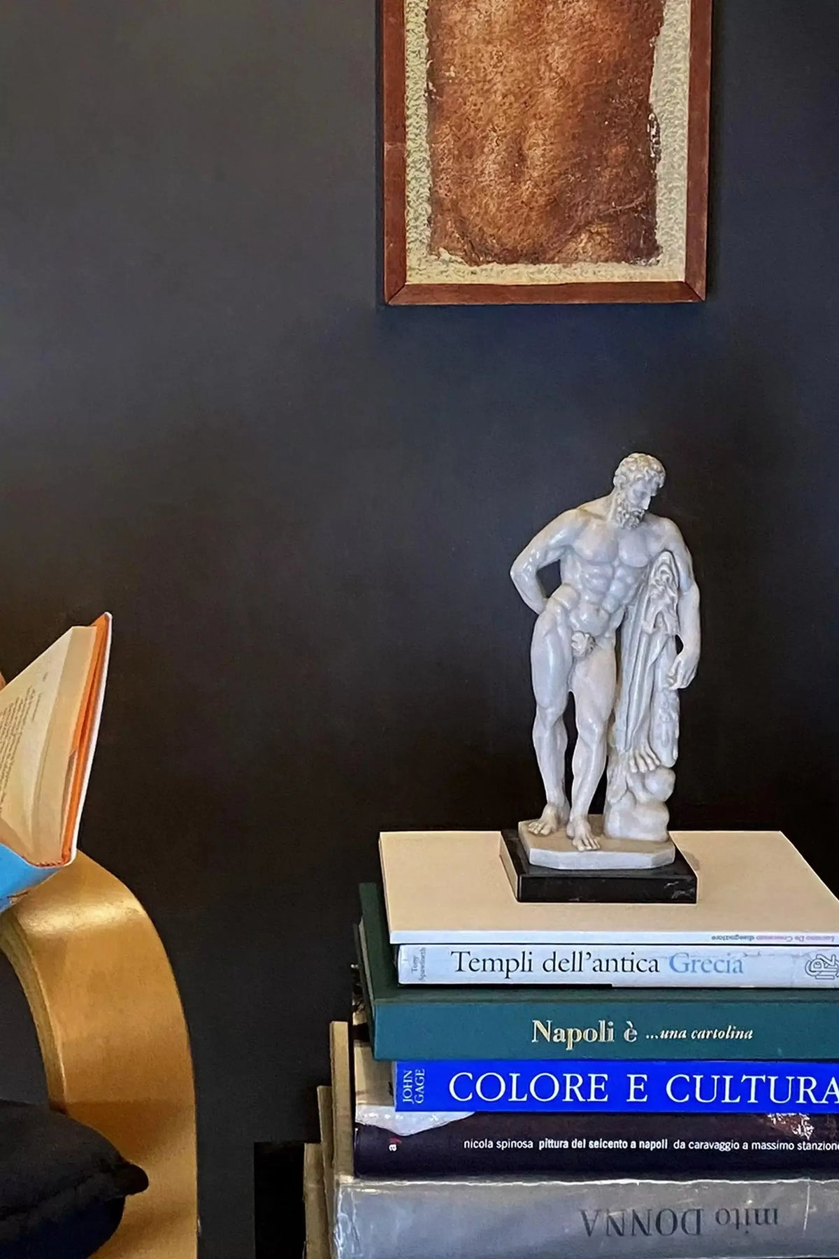 Famosa estatua de mármol de Hércules en exhibición.