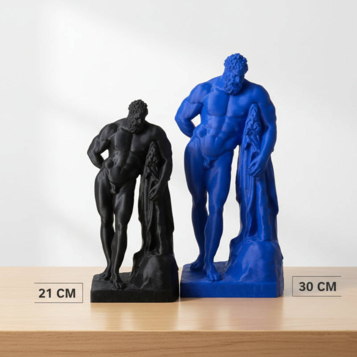 Due statue dell'Ercole Farnese stampate in 3D: nera da 21 cm e blu da 30 cm.