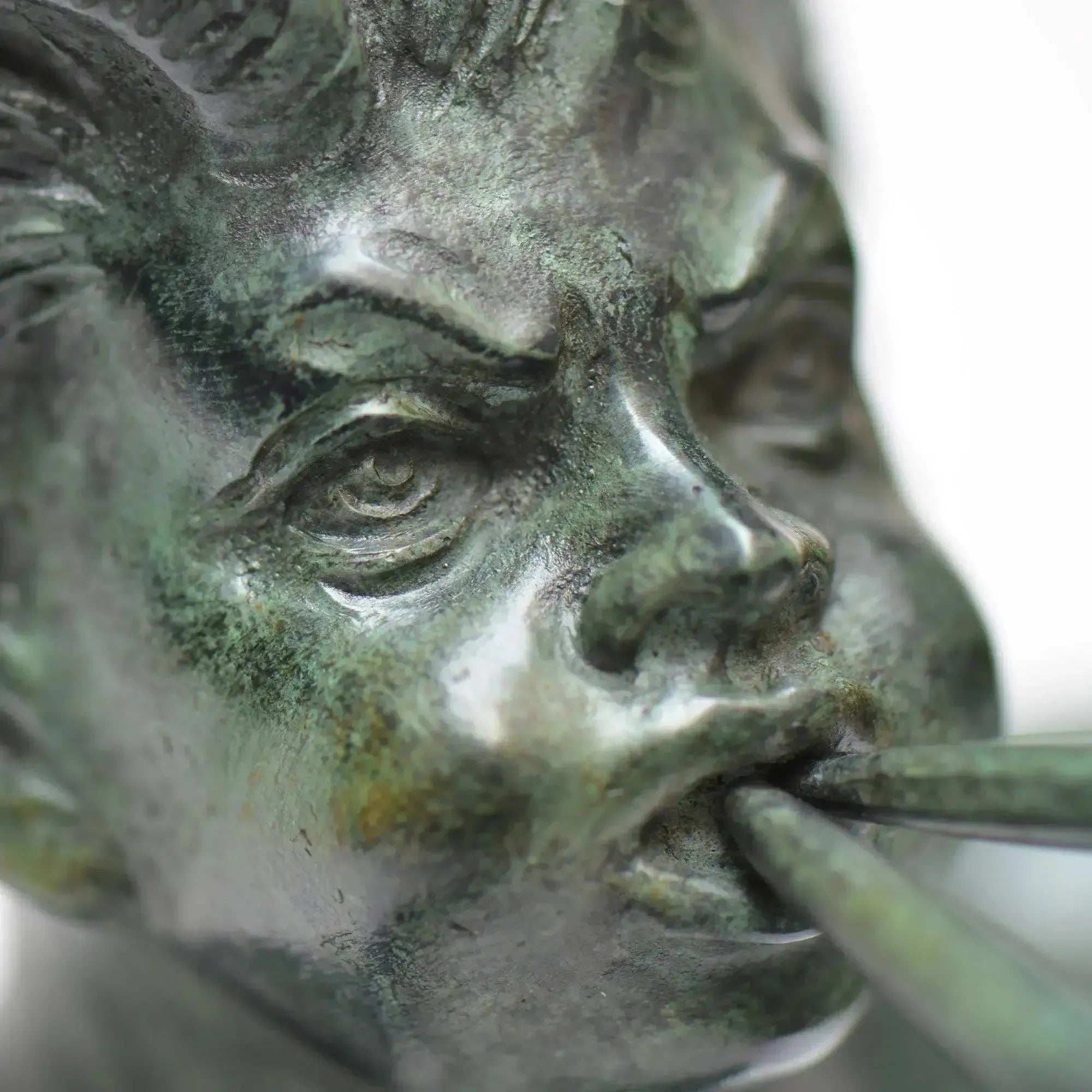 Скульптура фавна с бронзовыми дудками