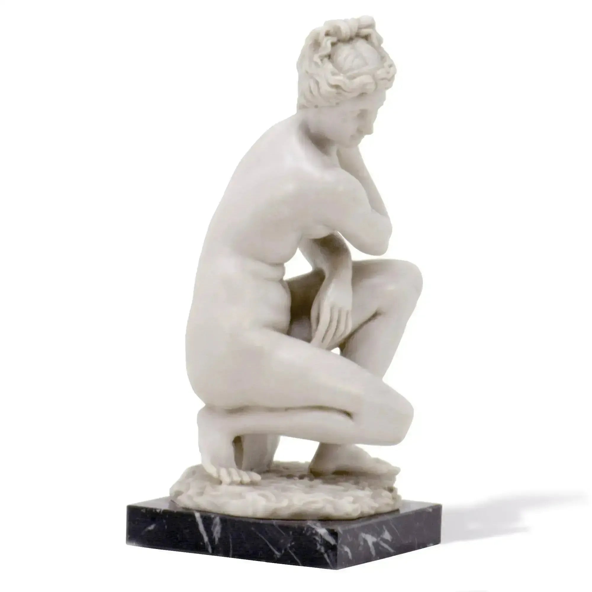 Sculpture grecque en marbre représentant Aphrodite en position accroupie.