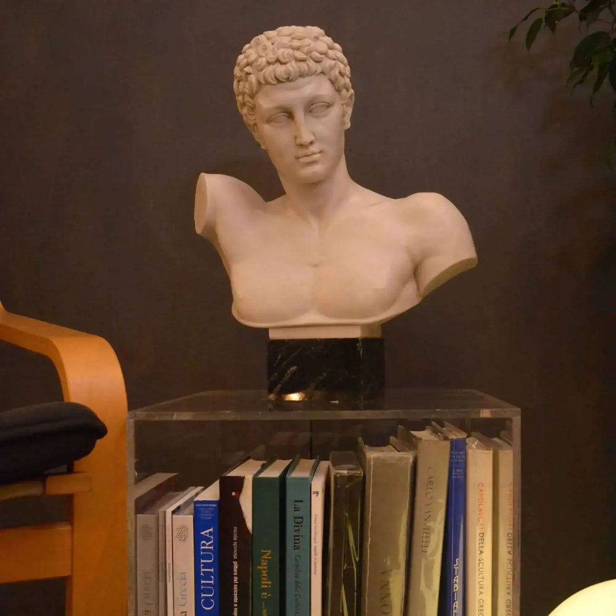 Busto de mármol del dios griego Hermes